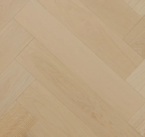 LHD Mehrschich Eiche in Select/Natur-Qualität, Fischgrätmuster – Nut- und Federverbindung.